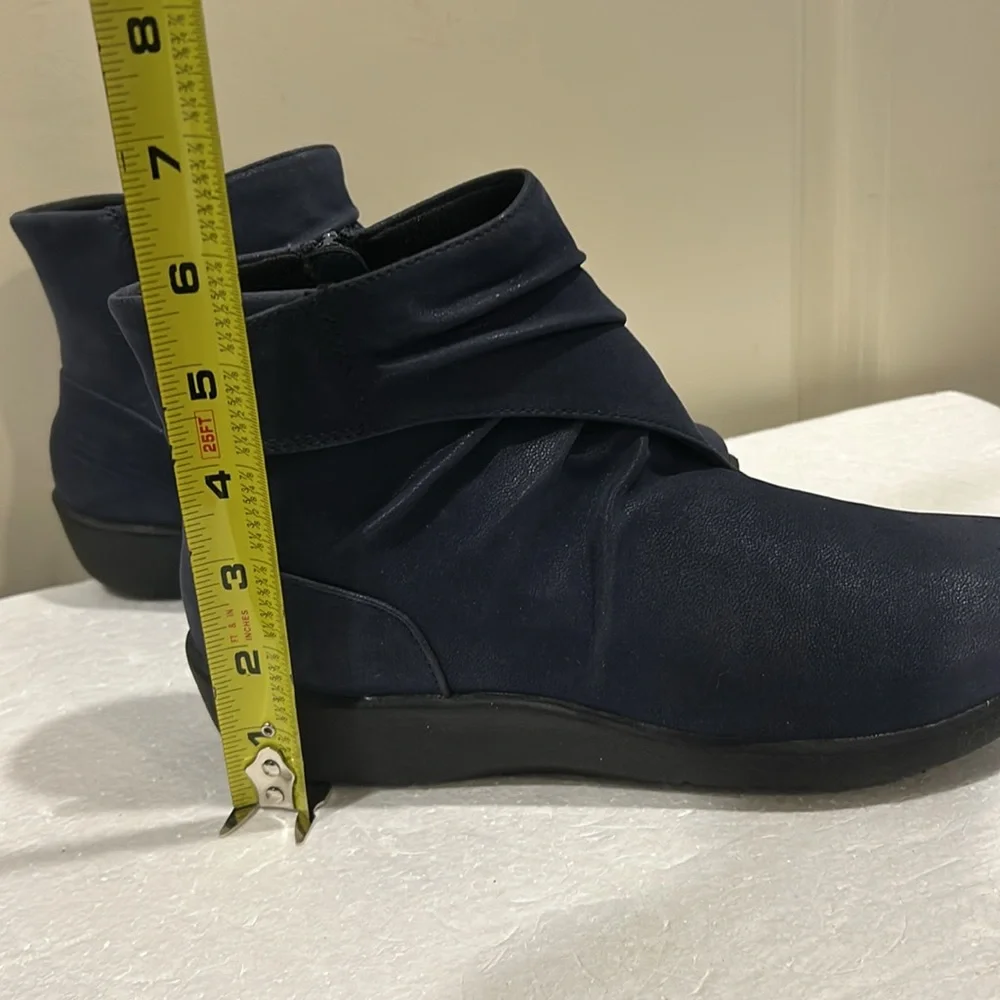 NWT Clarks Cloudsteppers cushion insoles Ankle ruched Boots zip up size 7 blue